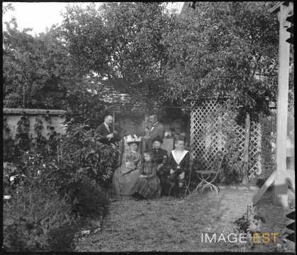 Groupe de personnes dans un jardin (Nancy ?)