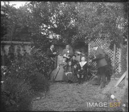 Groupe de personnes dans un jardin (Nancy ?)