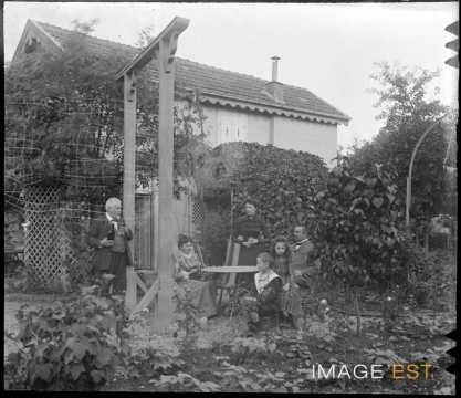 Groupe de personnes dans un jardin (Nancy ?)
