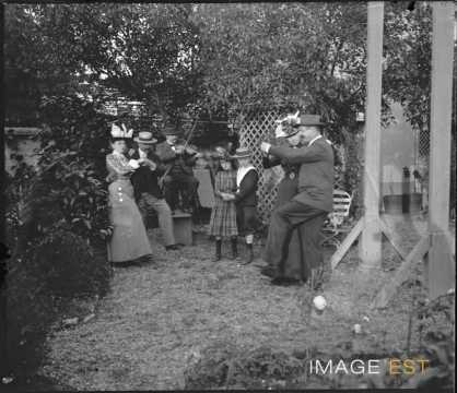 Couple de personnes dans un jardin (Nancy ?)