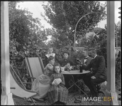 Groupe de personnes dans un jardin (Nancy ?)