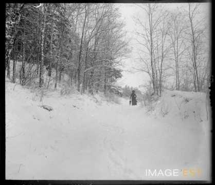 Femme dans une forêt enneigée