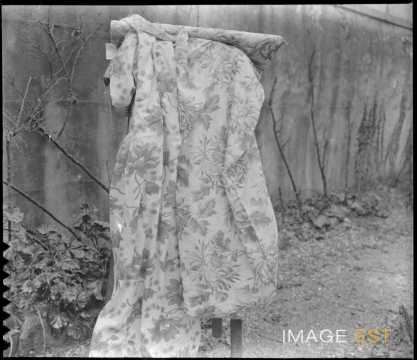 Pièce de tissu sur un chevalet