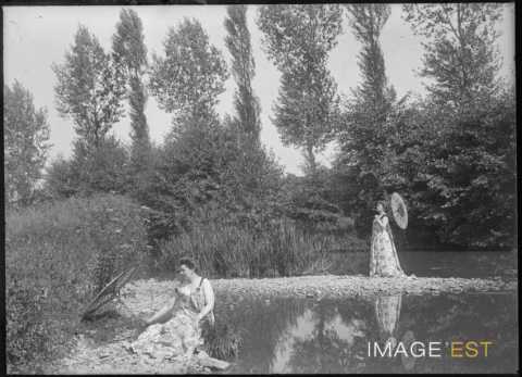 Deux femmes au bord de la Moselle (Liverdun)