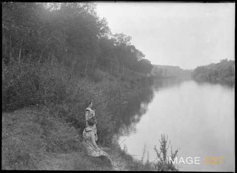 Deux femmes au bord de la Moselle (Liverdun)