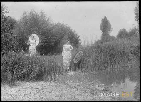 Deux femmes au bord de la Moselle (Liverdun)