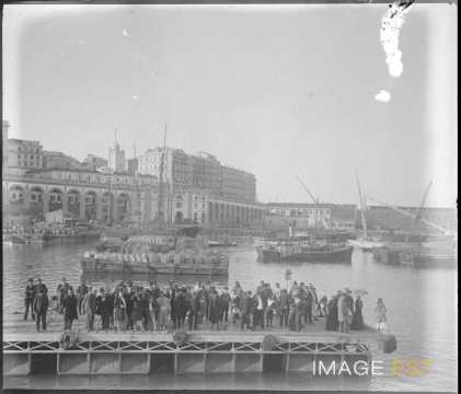Groupe de personnes sur un ponton (Alger)