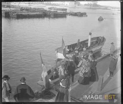 Groupe de personnes sur un ponton (Alger)