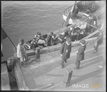 Groupe de personnes sur un ponton (Alger)