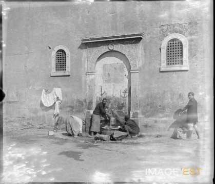 Autochtones à la fontaine (Alger ?)