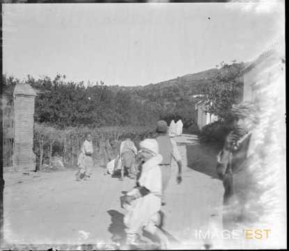 Groupe de personnes sur une route (Blida ?)