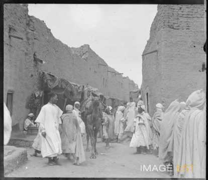 Rue d'un souk (Biskra ?)