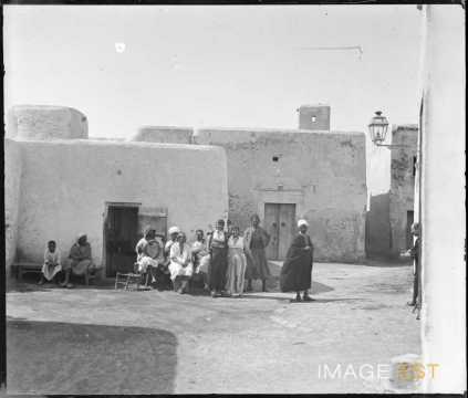 Groupe d'hommes et femmes (Kairouan)
