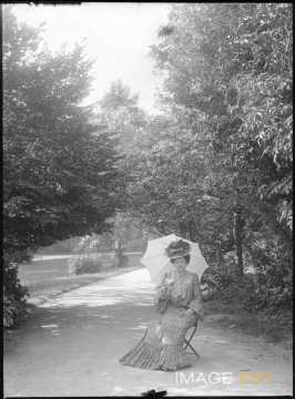 Femme dans un parc (Nancy)