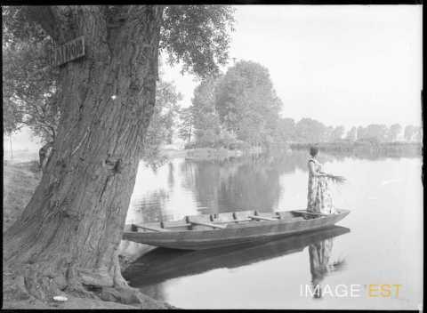 Femme sur une barque (Jarville-la-Malgrange)