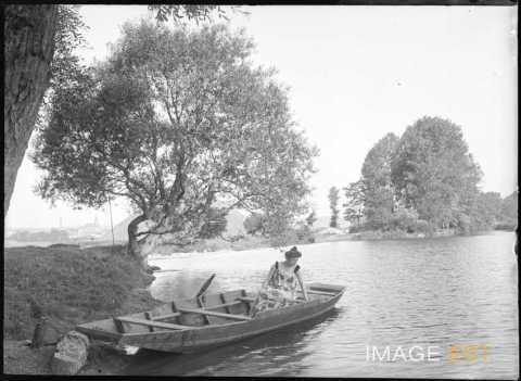 Femme dans une barque (Jarville-la-Malgrange)