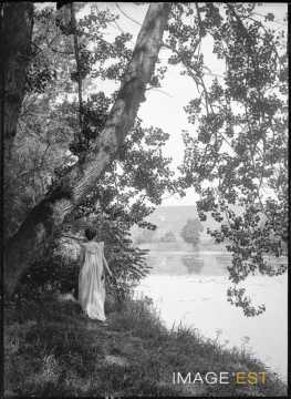 Femme au bord de la Moselle (Marbache)