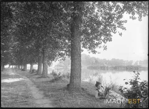 Femme dans une allée (Jarville-la-Malgrange)