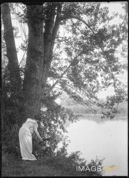 Femme au bord d'un étang (Bouxières-aux-Chênes)