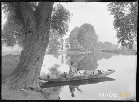 Femme sur une barque (Jarville-la-Malgrange)