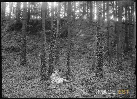 Aimée Michels dans une forêt (Bouxières-aux-Chênes)
