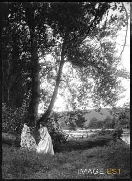Trois femmes au bord d'un étang (Bouxières-aux-Chênes)