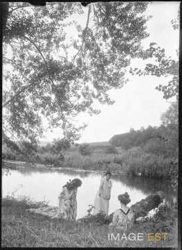 Trois femmes au bord d'un étang (Bouxières-aux-Chênes)