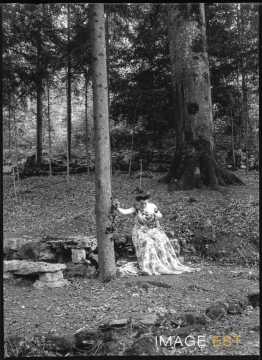 Aimée Michels dans une forêt (Bouxières-aux-Chênes)