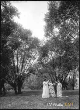 Trois femmes au bord d'un étang (Bouxières-aux-Chênes)
