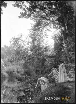 Trois femmes au bord d'un étang (Bouxières-aux-Chênes)