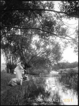 Trois femmes au bord d'un étang (Bouxières-aux-Chênes)