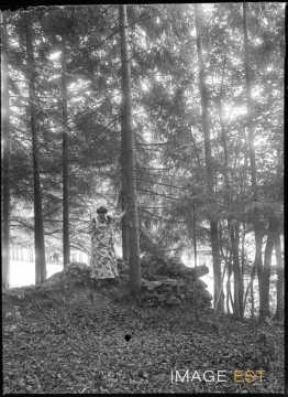 Aimée Michels dans une forêt (Bouxières-aux-Chênes)