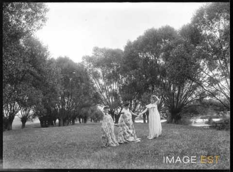 Trois femmes au bord d'un étang (Bouxières-aux-Chênes)