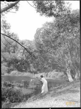 Femme au bord d'un étang (Bouxières-aux-Chênes)