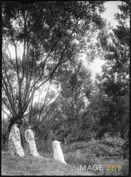 Trois femmes au bord d'un étang (Bouxières-aux-Chênes)