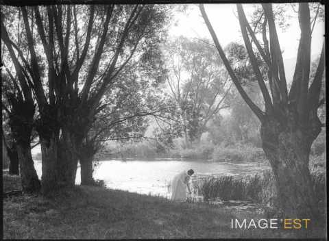 Femme au bord d'un étang (Bouxières-aux-Chênes)