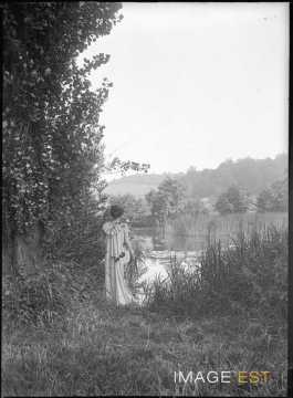 Femme au bord d'un étang (Bouxières-aux-Chênes)