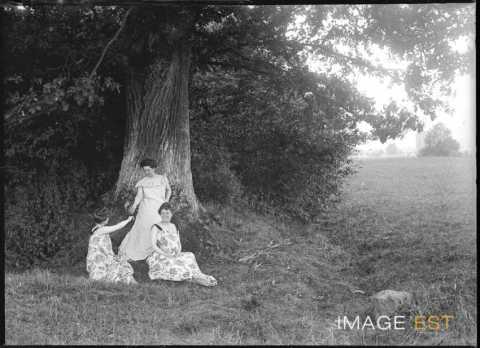 Trois femmes au pied d'un arbre (Bouxières-aux-Chênes)