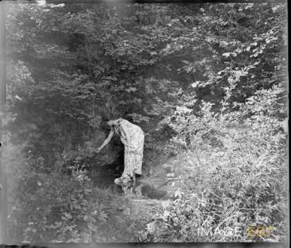 Femme au bord d'un étang (Liverdun)