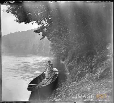 Femme au bord de la Moselle (Liverdun)