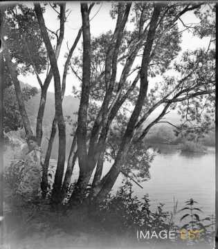 Femme au bord de la Moselle (Liverdun)