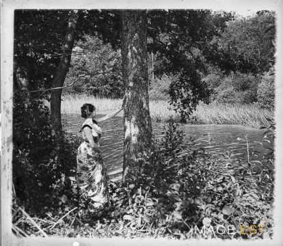 Femme au bord d'un étang (Bouxières-aux-Chênes)