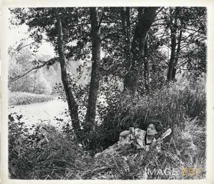 Femme au bord d'un étang (Bouxières-aux-Chênes)