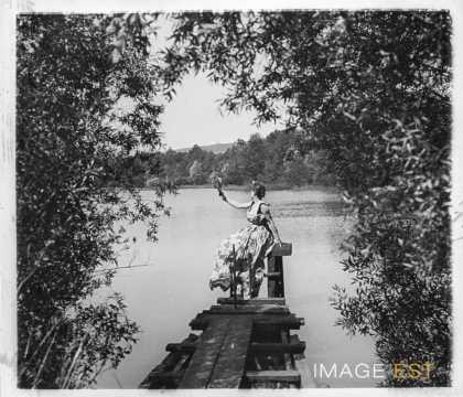 Femme sur un ponton (Bouxières-aux-Chênes)