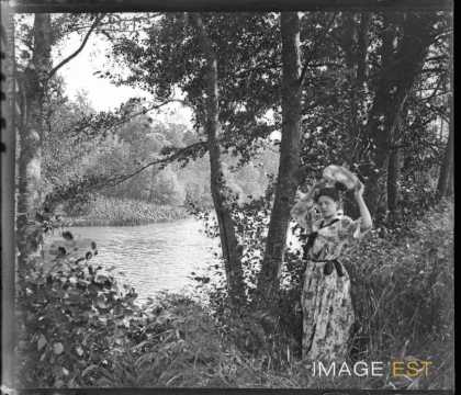Femme au bord d'un étang (Bouxières-aux-Chênes)