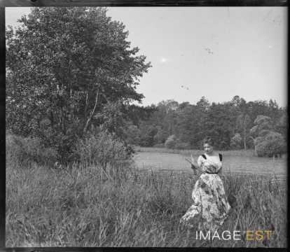 Femme au bord d'un étang (Bouxières-aux-Chênes)