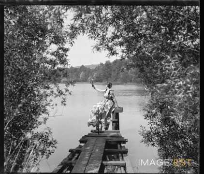 Femme sur un ponton (Bouxières-aux-Chênes)
