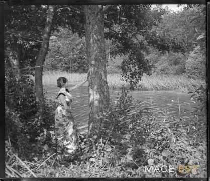 Femme au bord d'un étang (Bouxières-aux-Chênes)