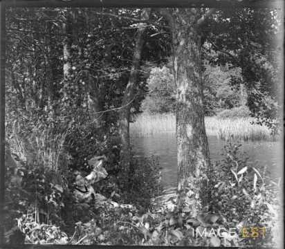 Femme au bord d'un étang (Bouxières-aux-Chênes)
