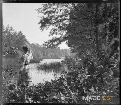 Femme au bord d'un étang (Bouxières-aux-Chênes)